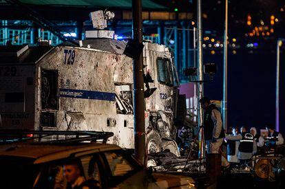 Un policía forense investiga junto a los restos de un vehículo tras la explosión de un coche bomba cerca del estadio de fútbol del Besiktas en Estambul (Turquía).