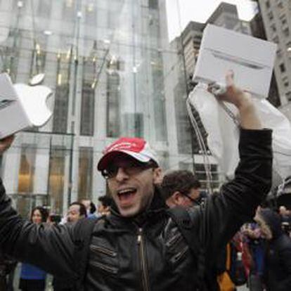 Un cliente sale de la Apple Store de la Quinta Avenida de Nueva York con el iPad 2