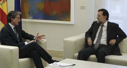 El jefe del Ejecutivo, Mariano Rajoy, durante la reuni&oacute;n con el presidente de la FEMP, &Iacute;&ntilde;igo de la Serna. 