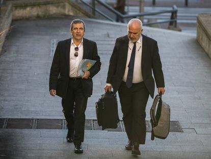 El exjefe de la Policia Local de Coslada Gin&eacute;s Jim&eacute;nez junto a su abogado, Oskar Z&eacute;in.