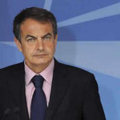 El presidente del Gobierno español, José Luis Rodríguez Zapatero, da una rueda de prensa junto al secretario general de la OTAN, Anders Fogh Rasmussen, tras la reunión mantenida en la sede de la OTAN en Bruselas (Bélgica) hoy, martes, 4 de mayo de 2010.