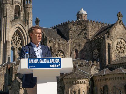 El presidente gallego y candidato del PP, Alberto Núñez Feijóo, participa en un mitin en O Carballiño (Ourense), el pasado viernes.