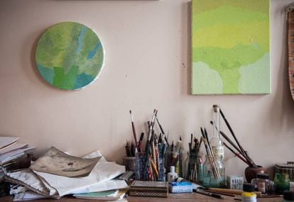 Espacio de trabajo en Etel Adnan en su casa de París en 2019..