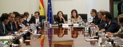 Santamaría, ayer en La Moncloa, durante la reunión de la comisión para la reforma de las Administraciones.