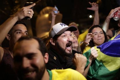 Un seguidor de Bolsonaro celebra la victoria de su candidato en Río de Janeiro.