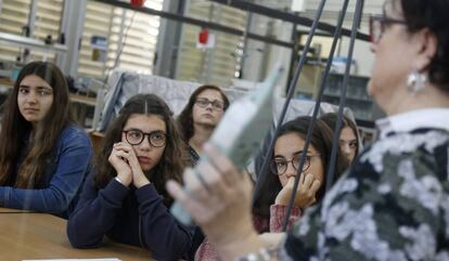 Un grupo de alumnas del programa Erasmus plus, atentas a las explicaciones de la profesora de Física antes de una práctica con el sonómetro.