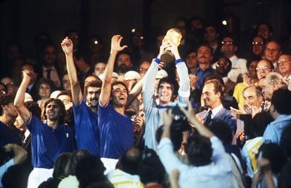 Dino Zoff levanta la copa del Mundial España 82, en presencia del rey Juan Carlos I, tras vencer a Alemania en la final.