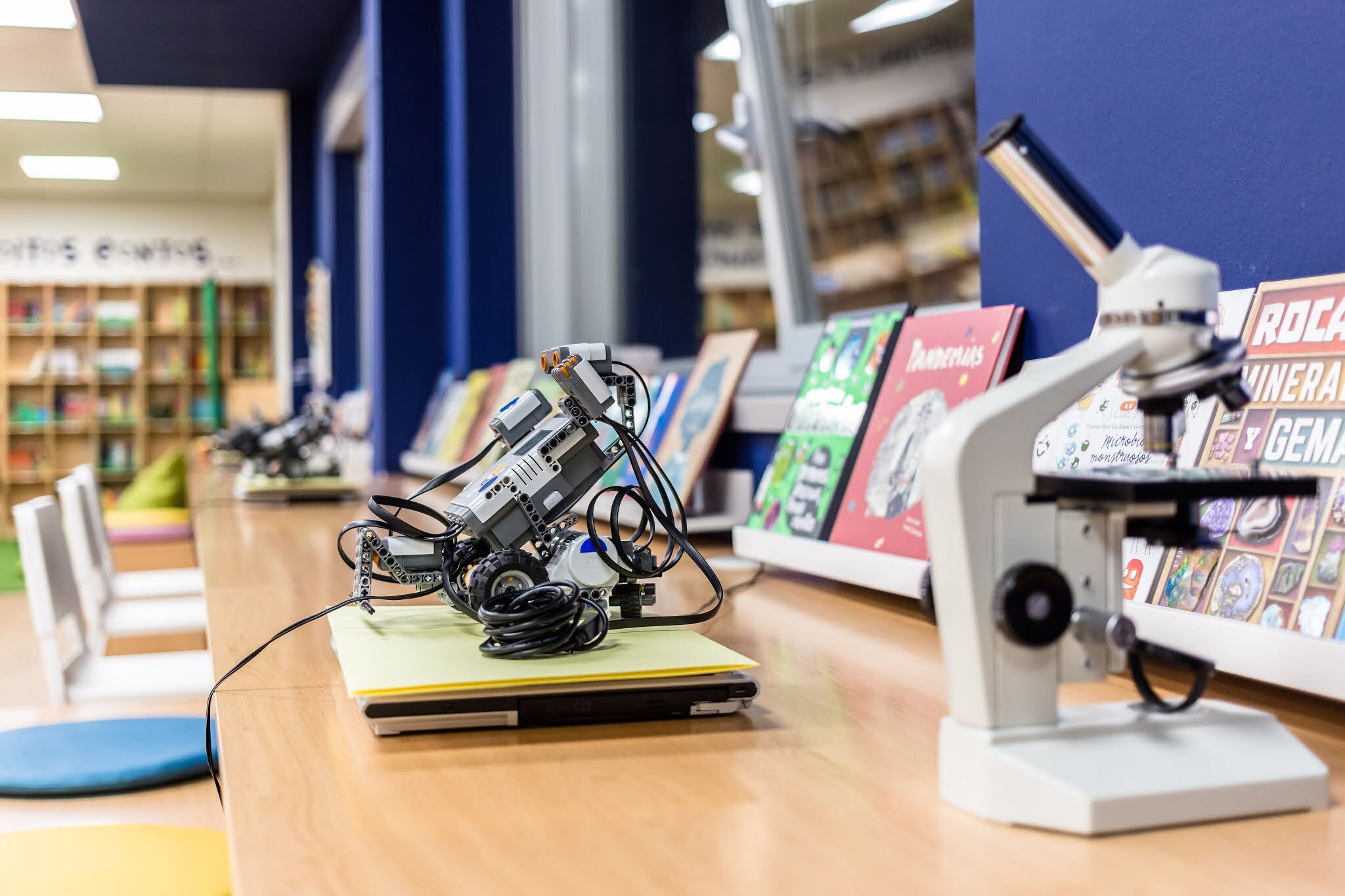 Un microscopio y un robot escolar en la biblioteca del colegio de Corvo.
