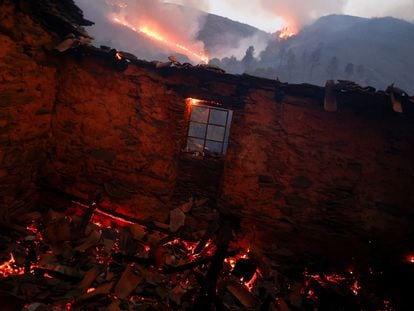 Vista del interior de una casa quemada durante el incendio forestal de Videmonte (Portugal) el jueves.