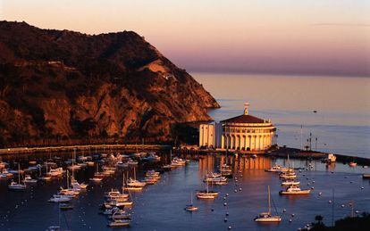 Puerto y casino de la ciudad de Avalon, en la isla Santa Catalina, en California (EE UU).