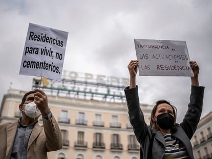 Protesta en Madrid por la muerte de personas mayores en residencia durante la primera ola de la covid-19, en noviembre de 2021.