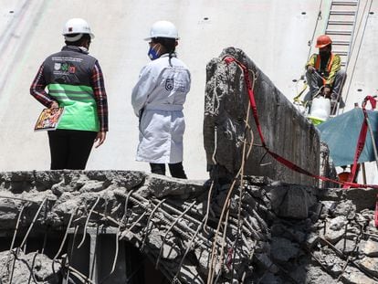 Peritos de la Fiscalía de Ciudad de México  trabajan en la estación Olivos de la Línea 12 el 05 de mayo de 2021.