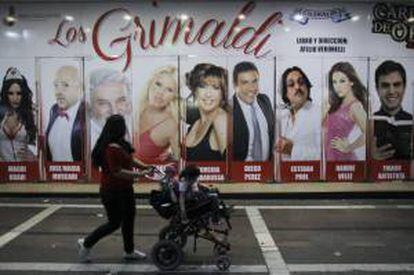 Fotografía de la noche del 21 al 22 de noviembre de 2013, en la que se observa a transeúntes en la calle Corrientes de Buenos Aires.