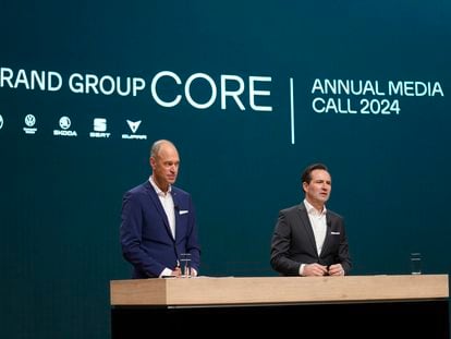De derecha a izquierda: Thomas Schäfer, consejero delegado de la marca Volkswagen y miembro del comité ejecutivo del grupo alemán; y Patrik Mayer, director financiero de la marca Volkswagen. Imagen cedida por la marca.