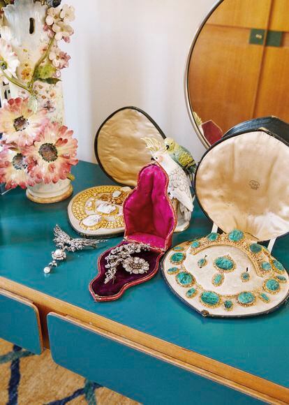 Algunas de las joyas del diseñador sobre una mesa de Gio Ponti creada originalmente para el hotel Parco dei Principi. 