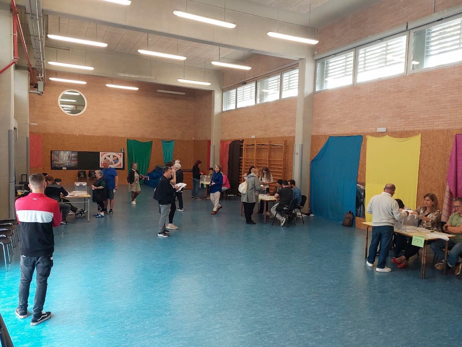 Buen ritmo de voto en el colegio Mediterrània de la Barceloneta
