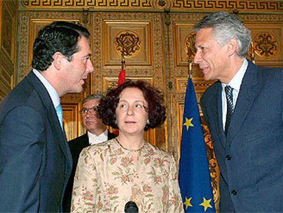 José María Michavila charla con Ana Palacio y el ministro francés de Exteriores, Dominique de Villepin (derecha).