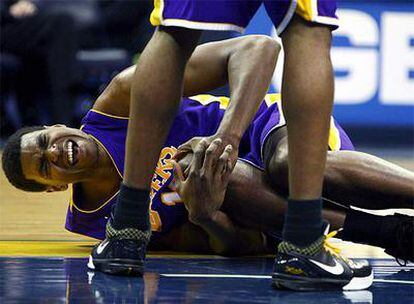 El jugador de los Lakers grita de dolor al lesionarse la rodilla