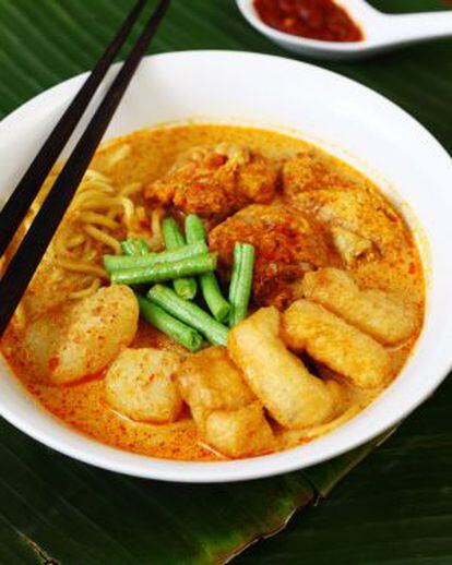 Sopa picante Laksa lemak, uno de los platos más populares en Singapur.