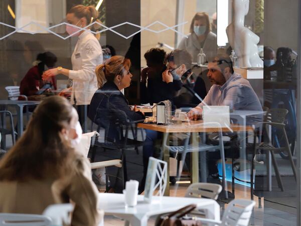 MURCIA, 03/03/2021.-Los bares y restaurantes de 37 municipios de la Región de Murcia vuelven a abrir su interior desde hoy Miércoles, después de que la Comunidad baje a Fase 1 de riesgo asistencial, con un aforo limitado del 30%, dentro de los locales solo pueden sentarse dos personas no convivientes en la misma mesa. EFE/ Juan Carlos Caval