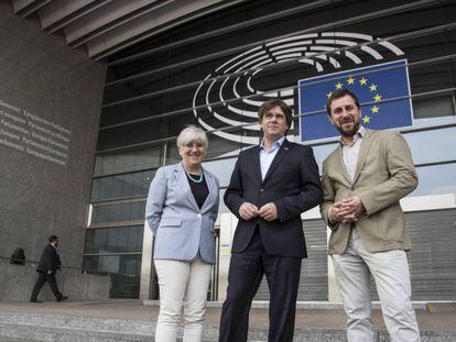 Clara Ponsatí, Carles Puigdemont y Toni Comín ante el Parlamento Europeo, el domingo. En vídeo, declaraciones de Puigdemont.