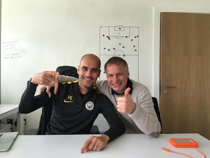 Pep Guardiola con Michael Reschke en la ciudad deportiva del City.