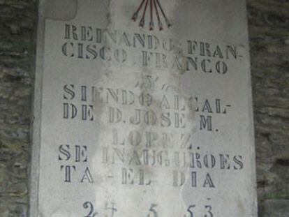 La placa franquista que el escocés Clifford Torrents retiró en Negueira de Muñiz (Lugo).