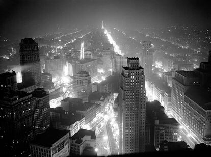 Vista aérea de la ciudad el 4 de mayo de 1942, en la que la ciudad se sumió en oscuridad salvo por la iluminación de las calles y las empresas de armamento, durante 15 minutos.