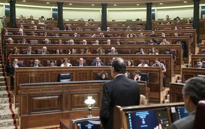 Rajoy (de espaldas) contesta a una pregunta en la sesi&oacute;n de control al Gobierno del 30 de noviembre. 