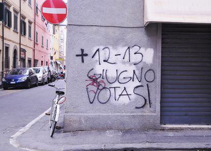 Una pintada que llama a votar Sí en los referendos del 12 y 13 de junio, en Livorno (Italia).