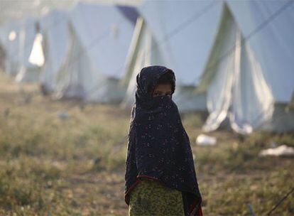 Una niña refugiada en un campo de Mardán.