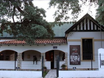 En Villa Nydia, nos da la bienvenida una escultura en tamaño natural de un Ernesto niño, sentado en un muro.