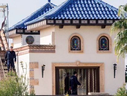 Agentes de la polic&iacute;a, en el registro de la vivienda de Quique Pina en Molina del Segura.