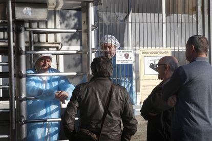 Extrabajadores de Panrico conversan esperan su turno para votar.