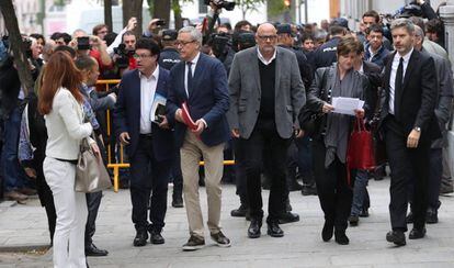 Arribada al Tribunal Suprem de Joan Josep Nuet, Lluís Corominas i Anna Simó, membres de la Mesa del Parlament.