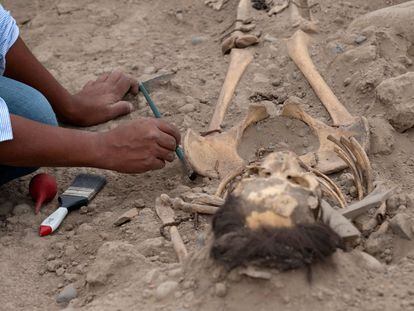 A Peruvian archaeologist works at a 1,000-year-old pre-Hispanic sanctuary located inside the capital's main zoo, where three colonial-era burials were found, in Lima, on August 4, 2022. - According to the information given by Lucenida Carri�n, head of the Archaeology Directorate of the Parque de Las Leyenda, "the burials of two adults and a child who were wrapped in cotton cloth" were recently found on top of the 'Tres Palos' huaca (ancient burial sites or sacred places of indigenous people), which was formerly inhabited by the Lima (100-650 AD), Ychsma (900-1470 AD) and Inca (1200-1500 AD) cultures. (Photo by Cris BOURONCLE / AFP)