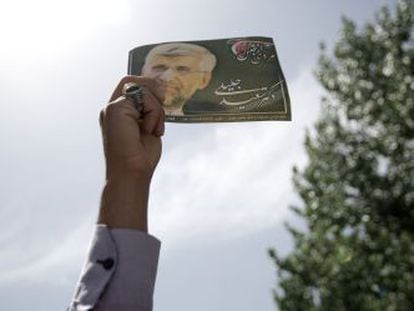 Un hombre sostiene un panfleto del candidato presidencial iran&iacute; Said Jalili.