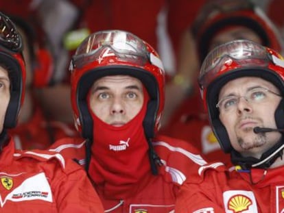 Técnicos de Ferrari durante el Gran Premio de Australia.