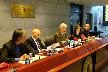 Gómez Bermúdez (segundo por la izquierda), junto al resto de ponentes en el debate: Sáinz de Rozas (a su derecha), De Oleaga, Izko y Garay.