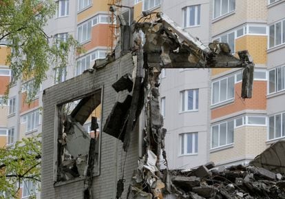 Restos de los escombros de uno de los edificios ya demolidos, en Moscú.