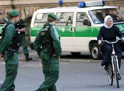 Un policía vigila el hotel de Múnich donde ayer se reunieron ministros del G 8.