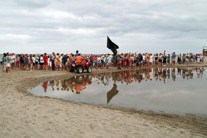 Vecinos de varias urbanizaciones de la costa almeriense de Vera, izan una bandera negra en la playa, en protesta por los vertidos directos de cloacas al mar que se están produciendo en esta localidad