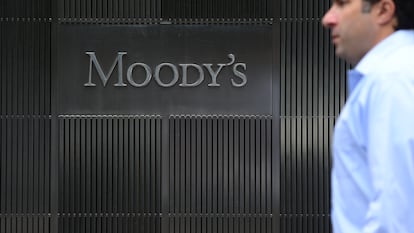 Logo de Moody's en la sede de la entidad en Nueva York.