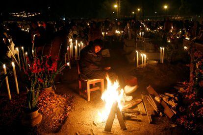 Ambiente nocturno durante la celebración del Día de Muertos en el cementerio de Metepec en ciudad de México, el 2 de noviembre de 2016.