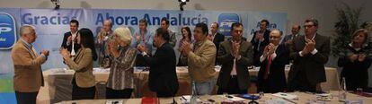 Javier Arenas agradece esta mañana a los dirigentes de su partido el aplauso por los resultados electorales.