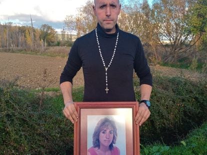 Iosu Aristregui posa con un cuadro con la imagen de su madre, asesinada por su marido en 2002 en Villava (Navarra).