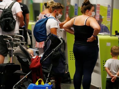 Turistas británicos facturando su equipaje antes de tomar un vuelo de vuelta a Reino Unido en el aeropuerto de Gran Canaria.