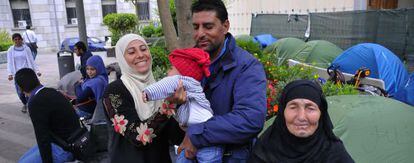 Una familia siria acampada en la plaza de Los Reyes de Ceuta.
