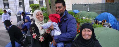 Una familia siria acampada en la plaza de Los Reyes de Ceuta. 