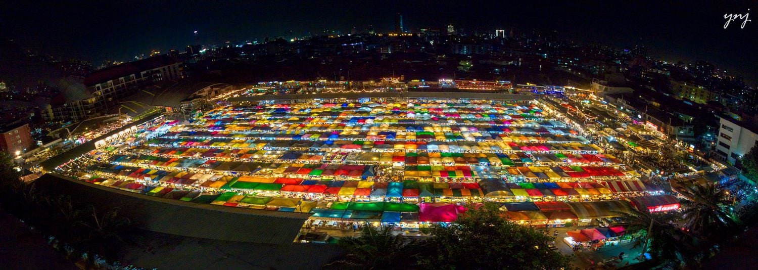 Vista del mercado New Rot Fai en Bangkok (Tailandia).